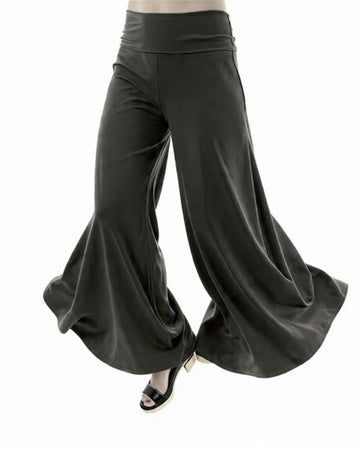 The wide leg gives your outfit a relaxed flow. The waistband sits smooth on your waist and keeps the fit easy.
